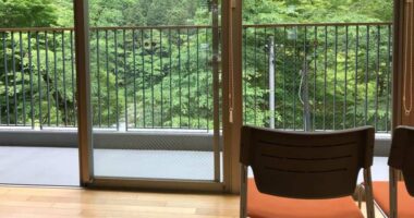 椅子と外の景色